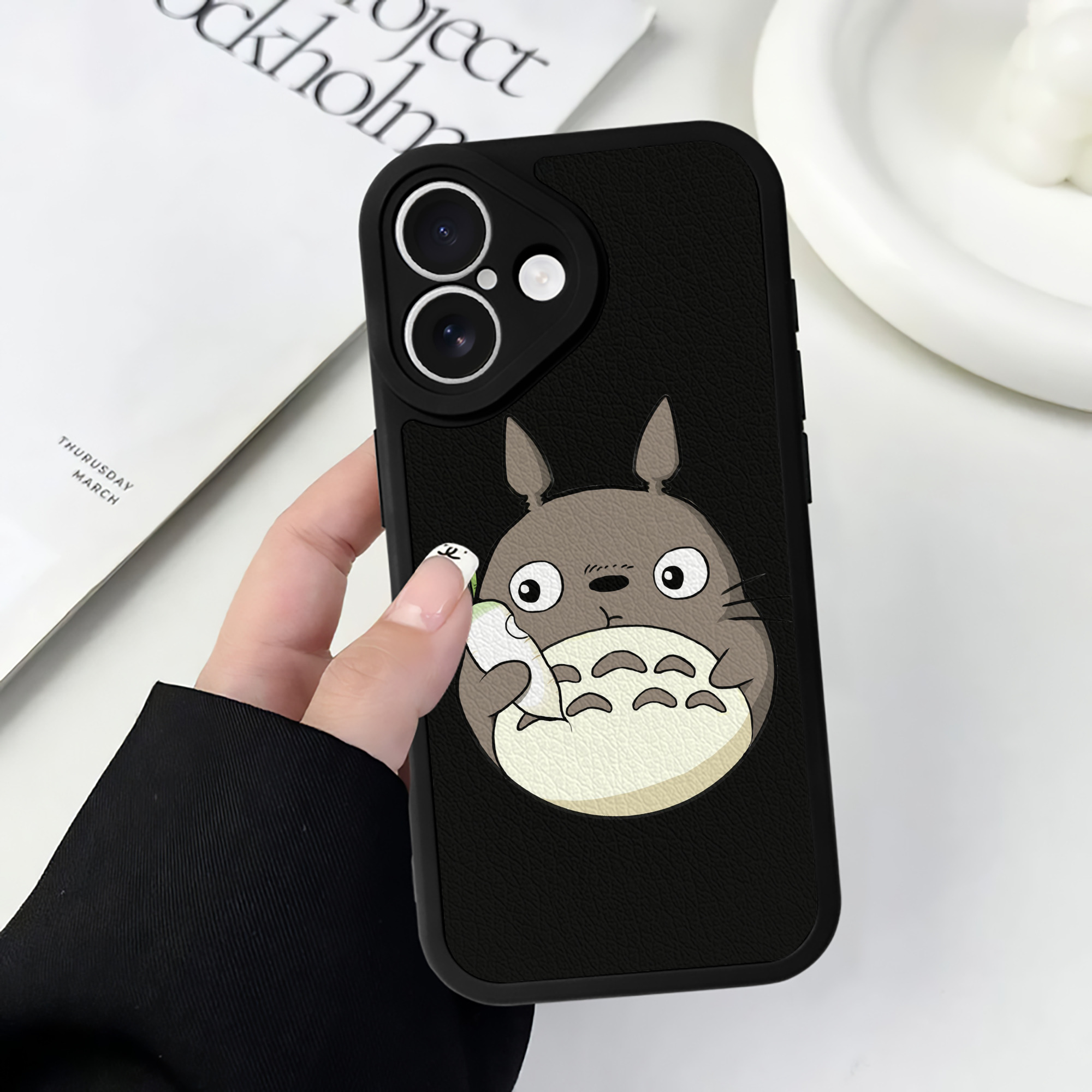 （画像用） となりのトトロ 草壁メイ 草壁サツキ My Neighbor Totoro Satsuki Kusakabe Mei Kusakabe 【iPhone 16シリーズ対応】シリコンスマホケース（レザー調） 材質：シリコン
